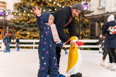 Kyiv (Kiev), Ukrayna - 27 Aralık 2020: Pek çok mutlu insan ve çocuk Ukrayna Cumhurbaşkanlığı Ofisi (İdaresi) yakınlarında buz pateni yapmaya gitti