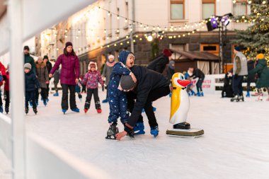 Kyiv (Kiev), Ukrayna - 27 Aralık 2020: Pek çok mutlu insan ve çocuk Ukrayna Cumhurbaşkanlığı Ofisi (İdaresi) yakınlarında buz pateni yapmaya gitti