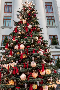 Kyiv (Kiev), Ukrayna - 27 Aralık 2020: Büyük süslü bir Noel ağacı