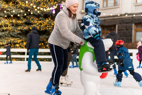 Kiev Kiev Ucrania Diciembre 2020 Mucha Gente Feliz Niños Van — Foto de Stock