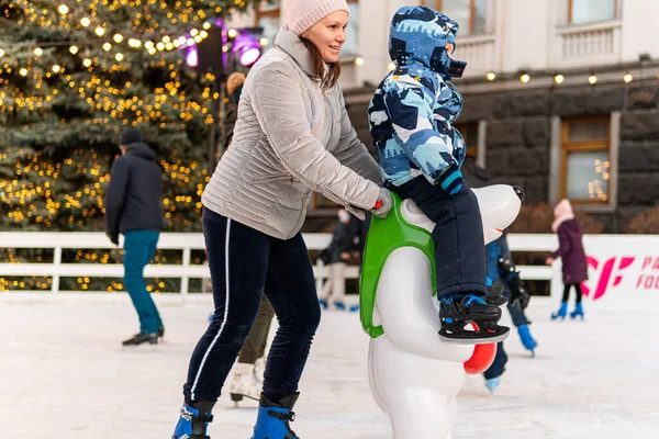 Kiev Kiev Ucrânia Dezembro 2020 Muitas Pessoas Felizes Crianças Vão — Fotografia de Stock