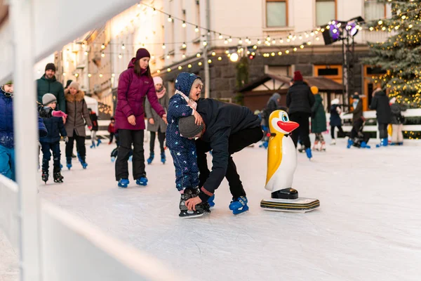 Kiev Kiev Ucrania Diciembre 2020 Mucha Gente Feliz Niños Van — Foto de Stock