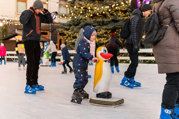 Kijów Kijów Ukraina Grudnia 2020 Wielu Szczęśliwych Ludzi Dzieci Jeździ — Zdjęcie stockowe