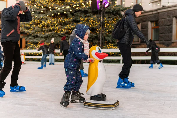 Kiev Kiev Ucrânia Dezembro 2020 Muitas Pessoas Felizes Crianças Vão — Fotografia de Stock