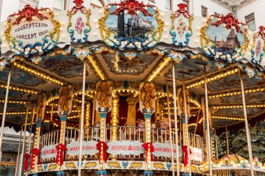 Kyiv (Kiev), Ukrayna - 27 Aralık 2020: Büyük güzel bir atlıkarınca