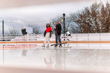 Kyiv (Kiev), Ukrayna 1 Ocak 2021: Güzel kızlar buz üzerinde kayıyor, dans ediyor ve çok eğleniyorlar