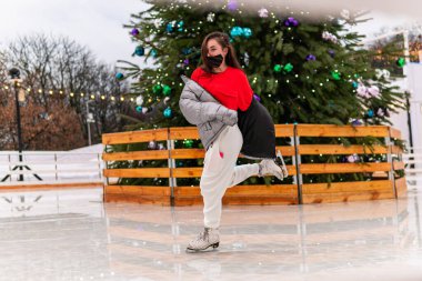 Kyiv (Kiev), Ukrayna 1 Ocak 2021: Güzel kızlar buz üzerinde kayıyor, dans ediyor ve çok eğleniyorlar