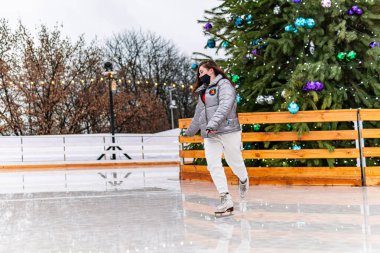 Kyiv (Kiev), Ukrayna 1 Ocak 2021: Güzel kızlar buz üzerinde kayıyor, dans ediyor ve çok eğleniyorlar