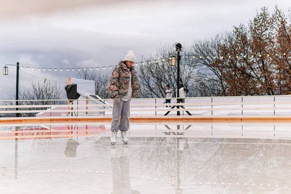 Kiev Kiev Ucrania Enero 2021 Las Chicas Guapas Están Patinando — Foto de Stock