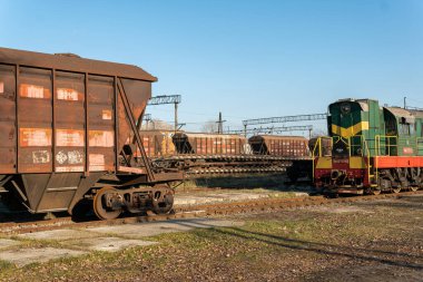 Kyiv (Kiev), Ukrayna - 2 Ocak 2020: Eski ve paslı yük treni, vagonlar, tank kamyonu, petrol tankı vagonu, sarnıç vagonu, demiryolu, tren yolu