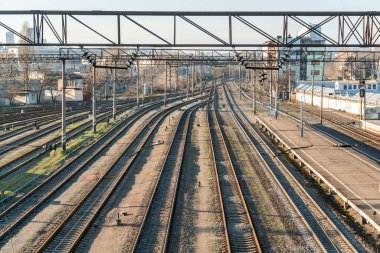 Kyiv (Kiev), Ukrayna - 2 Ocak 2020: Boş demiryolu, demiryolu kavşağı (üstgeçit, karayolu kavşağı)