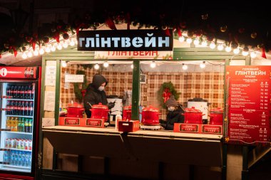 Kyiv (Kiev), Ukrayna - 6 Ocak 2021: Akşamları farklı sokak yemekleri, içecekler ve şekerlemeler satılıyor, Noel ve yeni yıl şenlikli içecekler, sıcak şarap