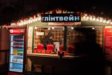 Kyiv (Kiev), Ukrayna - 6 Ocak 2021: Akşamları farklı sokak yemekleri, içecekler ve şekerlemeler satılıyor, Noel ve yeni yıl şenlikli içecekler, sıcak şarap