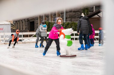 Kyiv (Kiev), Ukrayna 10 Ocak 2021: Çocuklar buz üzerinde kayıyor, dans ediyor ve çok eğleniyorlar