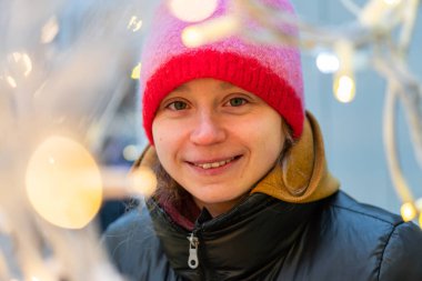 Kışın sıcacık ışıkları olan güzel bir kızın portresi.