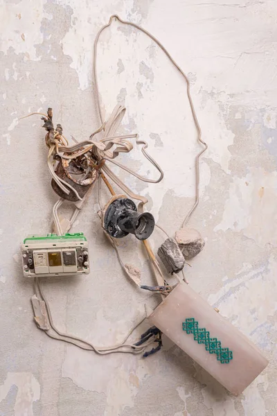 Старі Іржаві Дроти Кабелі Розподільною Коробкою Закриттям Робочою Лампою Символ — стокове фото