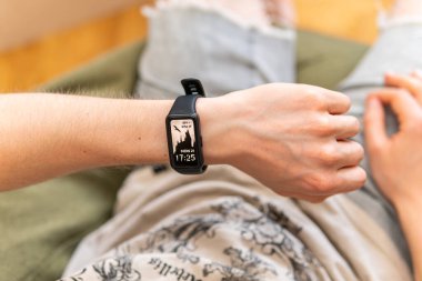 Kyiv (Kiev), Ukrayna - 21 Haziran 2021: Huawei akıllı bileziği