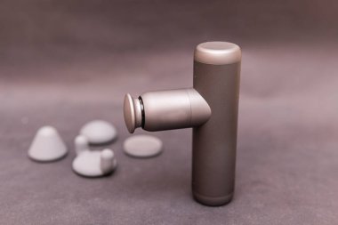 Kauçuk başlıklı elektrikli akıllı perküsyon masaj silahı.