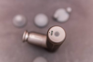 Kauçuk başlıklı elektrikli akıllı perküsyon masaj silahı.