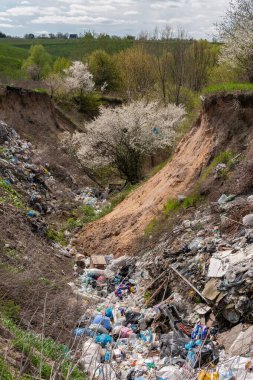 Kyiv (Kiev), Ukrayna - 05 Mart 2021: Bir sürü çöp, çöp, çöp, çöp, çöp, açık hava, doğa, ekoloji felaketi, felaket