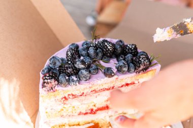 Meyveli lezzetli bir pasta.