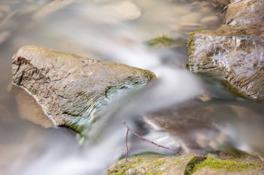 Yumuşak su ve taşlar, nehir ve vahşi doğa, dağlar, az şelale