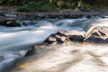 Yumuşak su ve taşlar, nehir ve vahşi doğa, dağlar, az şelale