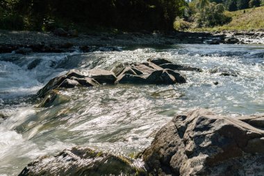 Yumuşak su ve taşlar, nehir ve vahşi doğa, dağlar, az şelale