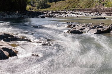 Yumuşak su ve taşlar, nehir ve vahşi doğa, dağlar, az şelale