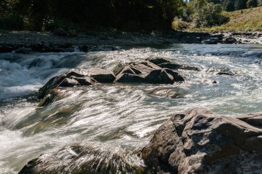 Yumuşak su ve taşlar, nehir ve vahşi doğa, dağlar, az şelale