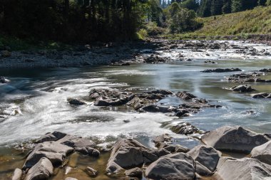 Yumuşak su ve taşlar, nehir ve vahşi doğa, dağlar, az şelale