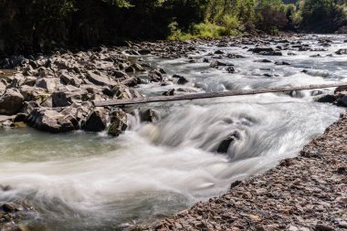 Yumuşak su ve taşlar, nehir ve vahşi doğa, dağlar, az şelale