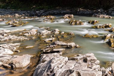 Yumuşak su ve taşlar, nehir ve vahşi doğa, dağlar, az şelale