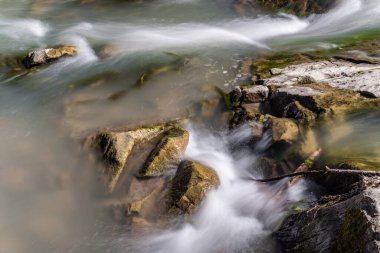 Yumuşak su ve taşlar, nehir ve vahşi doğa, dağlar, az şelale