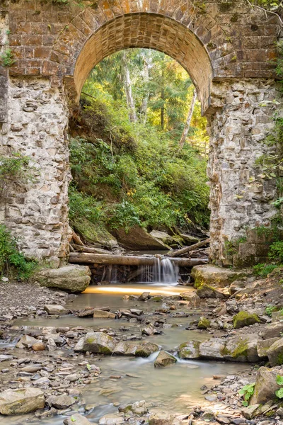 Yumuşak su ve taşlar, nehir ve vahşi doğa, dağlar, az şelale