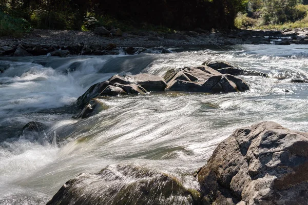 Yumuşak su ve taşlar, nehir ve vahşi doğa, dağlar, az şelale