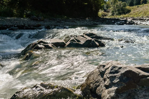 Yumuşak su ve taşlar, nehir ve vahşi doğa, dağlar, az şelale