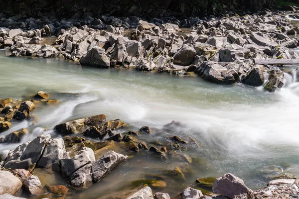 Água Lisa Pedras Rio Natureza Selvagem Montanhas Pequena Cachoeira — Fotografia de Stock