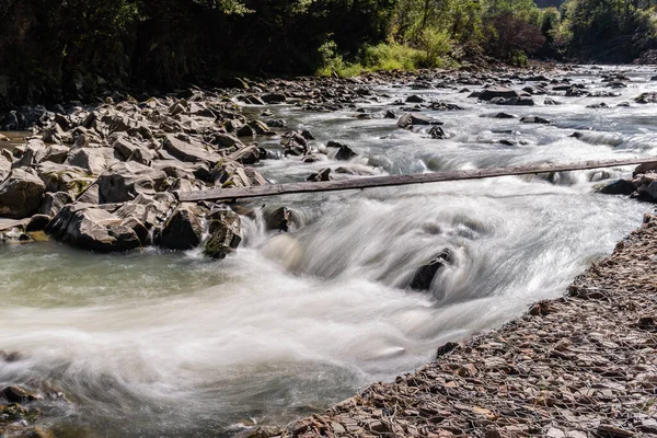 Yumuşak su ve taşlar, nehir ve vahşi doğa, dağlar, az şelale