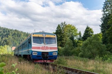 Vorokhta, Ukrayna 5 Eylül 2021: Dağlarda bir tren hareket ediyor