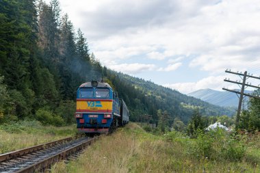 Vorokhta, Ukrayna 5 Eylül 2021: Dağlarda bir tren hareket ediyor