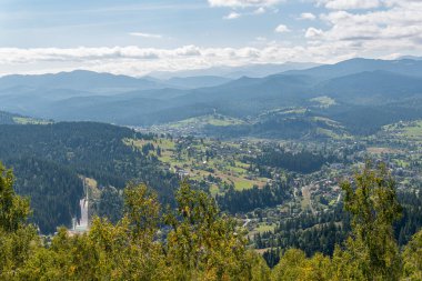 İnanılmaz manzara, manzara, dağlar, ormanlar ve Vorokhta şehri güneşli bir günde.