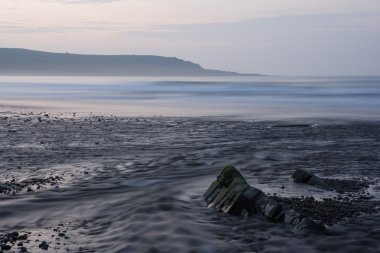 Nehir günbatımı, beyaz deniz kıyısında bir akış su ile