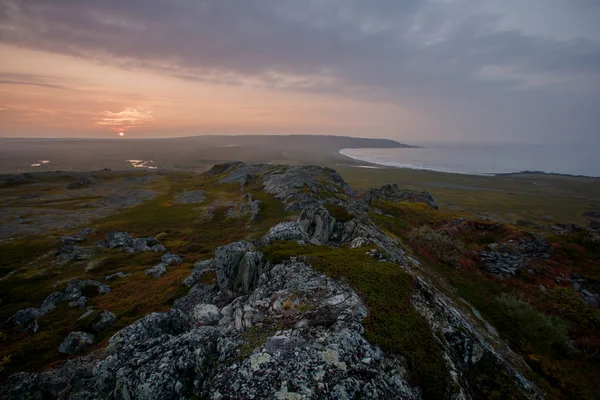 Günbatımı dağın kuzeybatı Rusya'nın üstüne beyaz deniz Sahili üzerinde