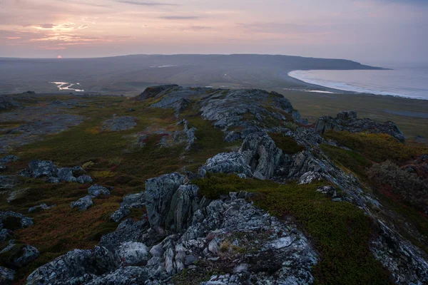 Günbatımı dağın kuzeybatı Rusya'nın üstüne beyaz deniz Sahili üzerinde