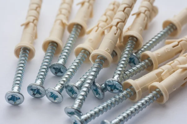 Beyaz bir arka plan üzerinde çivi dübel