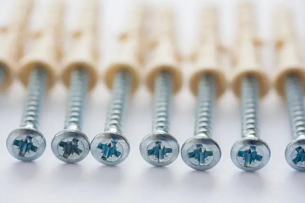 Beyaz bir arka plan üzerinde dübel çivi. Üst üste yalan. Boyutu 6 * 40. Seçici odak.