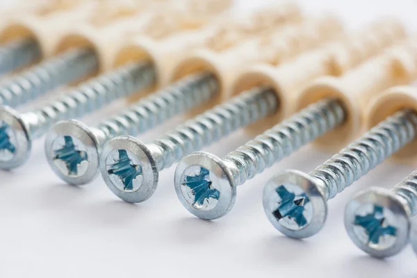 Beyaz bir arka plan üzerinde dübel çivi. Üst üste yalan. Boyutu 6 * 40. Seçici odak.