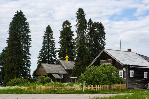 Oude houten gebouwen en kleine orthodoxe kerk — Stockfoto