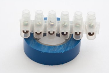 Mavi beyaz kablolar elektrik bandıyla. Blok kelepçe.